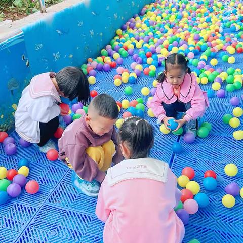 小天使幼儿园《海洋球池》