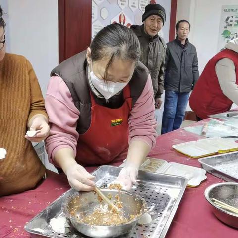 纬一路日间照料中心开展冬至暖心包饺子活动