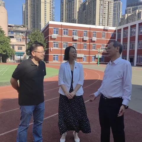 新学期第一天，武汉市教育局党委书记李超到粮道街中学下校调研