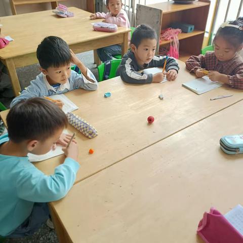 郭湾华龙幼儿园祝：中班的小朋友们在迎中秋庆国庆的节假日里过的愉快