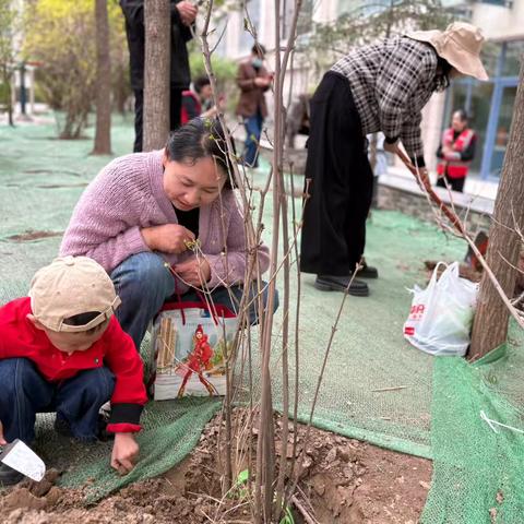 春光萌动添新绿   "植"得期待童成长
