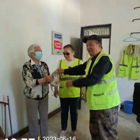 拾金不昧 物归原主----为公厕保洁员点赞