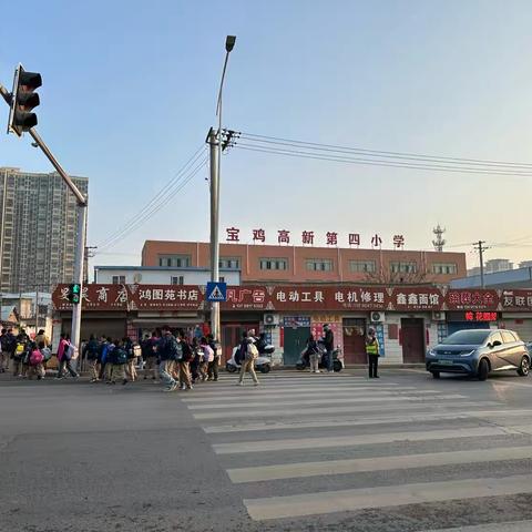 爱心护学岗，最美风景线。