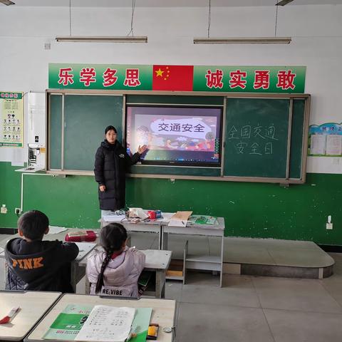 走出校门回家路，交通安全要遵守-柴庄联办小学“全国交通安全日”主题教育活动