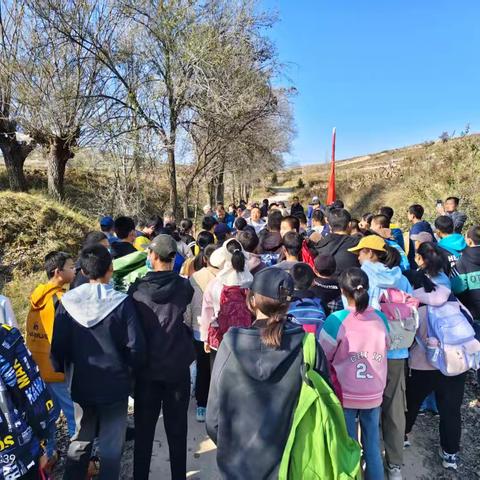 金秋助农促收成 我为群众办实事 ︳﻿彭阳四中党员干部、学生志愿者赴新集大火村助农纪实