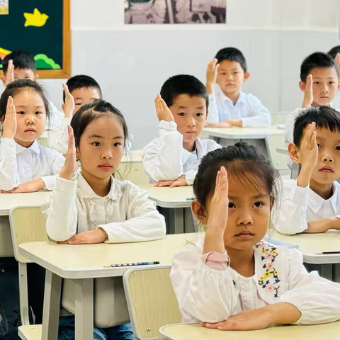 一规一矩展风采，一言一行促成长———春城小学教育集团三校区一年级常规展示与评比