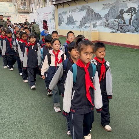 多彩金秋 “童”趣研学——海阳路小学二年级二班