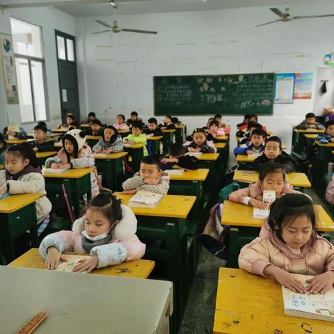 “阅读不止步  书香伴成长”—— 2304班与书同行点亮童年