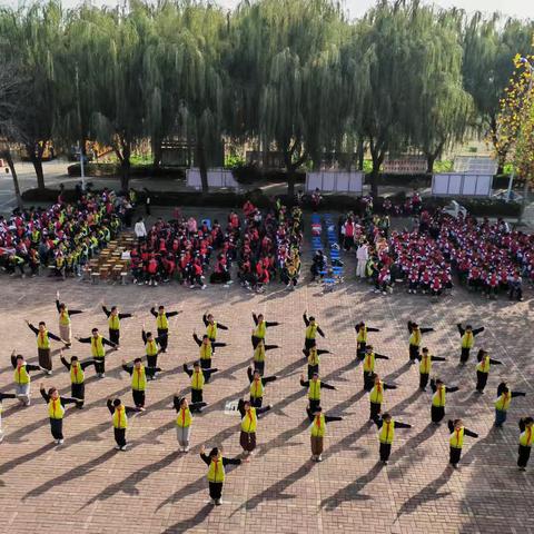 彰显班级风采，争做阳光少年——姜屯镇中心小学举行二一一五年级会操比赛