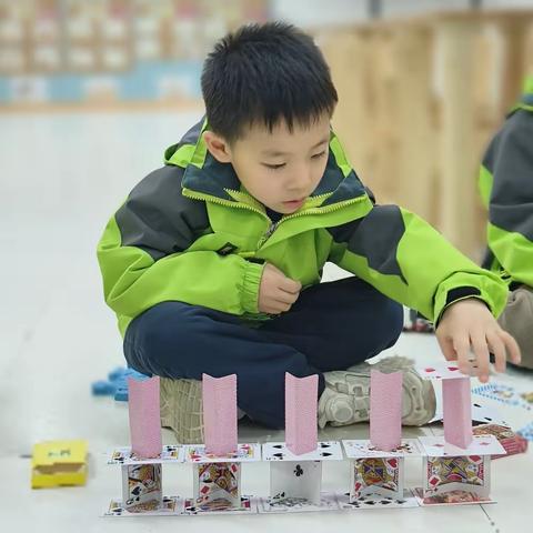 渝开附属幼儿园黄果大二班3月特色活动《纸牌建筑师》