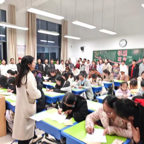 表彰催奋进 家校共育人——辽河路实验学校初中部2024-2025学年第一学期期中表彰暨家长会