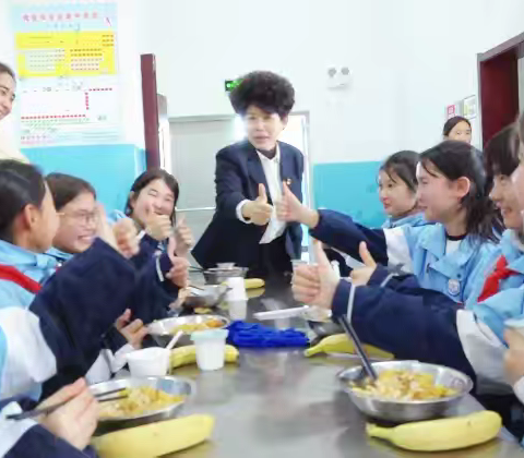 新源县扬新中学“弘扬传统迎冬至，饺香四溢暖人心”民族团结联谊活动