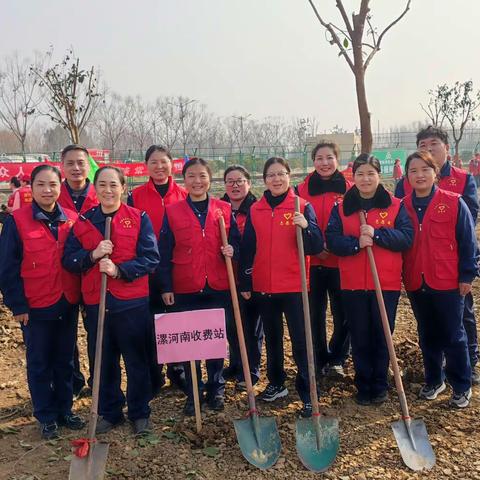 郑漯分公司漯河南站到漯河经济技术开发区义务植树基地开展植树节活动