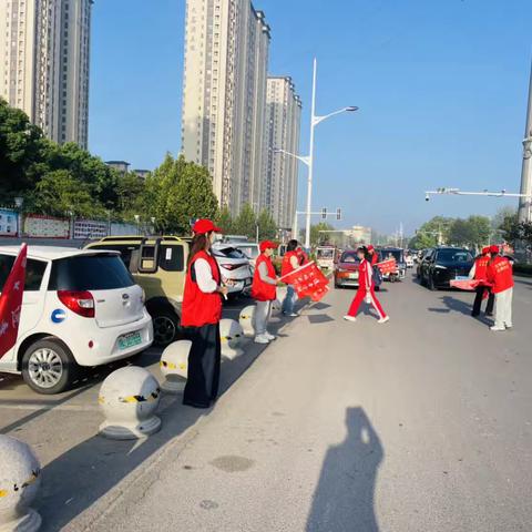 风里雨里 爱心护你 ——郾城区第二实验小学“爱心护学岗”温情守护求学路