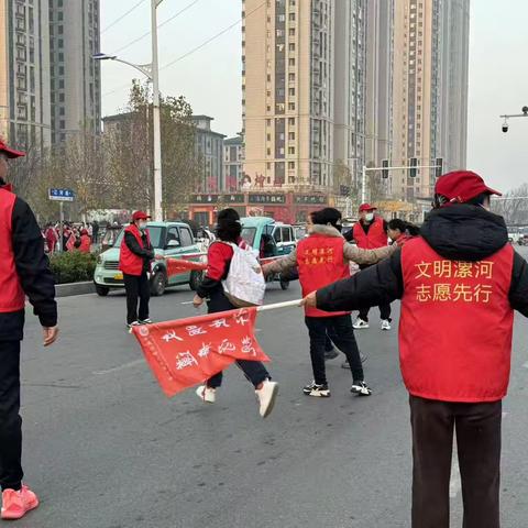 家校携手筑安全  志愿映红求学路——郾城区第二实验小学护学岗纪实