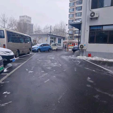 以雪为令勇担当 清雪除冰保畅通 ——市节水中心组织开展清雪除冰行动