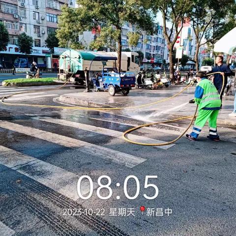 2023.10.22.宜丰宝政通公司清洗城区主干道人行道，辅道，公交站台，护栏，高压清洗垃圾桶，清洗地面油污，锄杂草，清理卫生死角，清理牛皮癣……