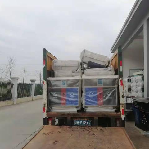 2023.10.25.宜丰宝政通公司清洗城区主干道人行道，辅道，公交站台，高压清洗垃圾桶，地面上油污，清理牛皮癣，拔杂草，主干道摆放新果皮箱……