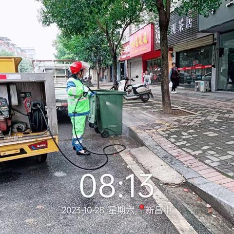 2023.10.28..宜丰宝政通公司清洗城区主干道人行道，辅道，公交站台，高压清洗垃圾桶，高压冲洗地面上油污，清理牛皮癣，清理卫生死角，清理杂草……