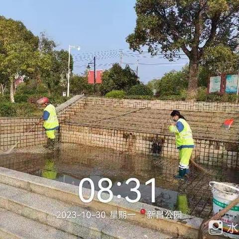2023.10.30.宜丰宝政通公司清洗城区主干道人行道，清洗竹文化园，高压冲洗垃圾桶，高压冲洗地面上油污，清洗公园水池，清理杂草，清理牛皮癣，摆放新果皮箱……