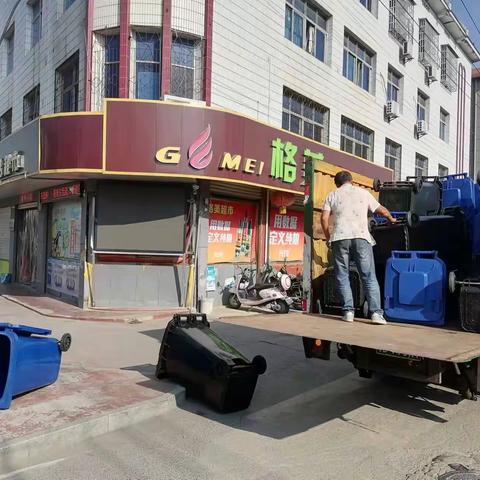 2023.10.31.宜丰宝政通公司清洗城区主干道人行道，公交站台，辅道，农贸市场周边，高压清洗垃圾桶，高压清洗地面上油污，清理乱堆放物，清理牛皮癣，更换垃圾桶，更换果皮箱……