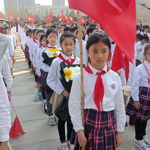 【全环境育人】缅怀先烈   祭奠英雄——济南市莱芜区花园学校四（5）中队清明节祭英烈活动