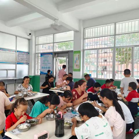 家校社同心—— 桃源中心小学食堂沉浸式体验活动暖人心