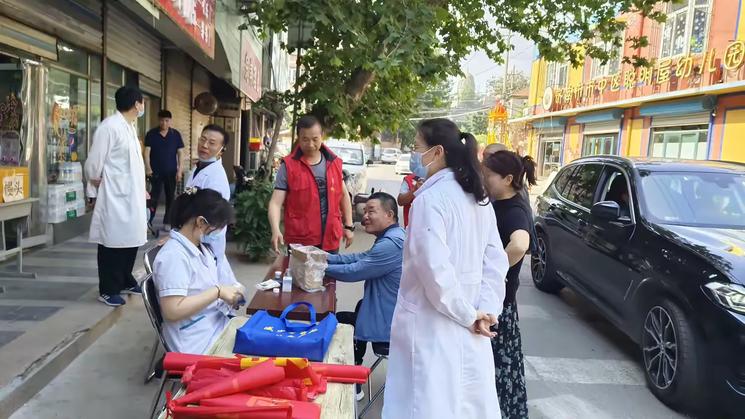 简篇-白马山街道袁柳西居新时代文明实践站开展“医路相伴,保驾护航”爱心义诊活动