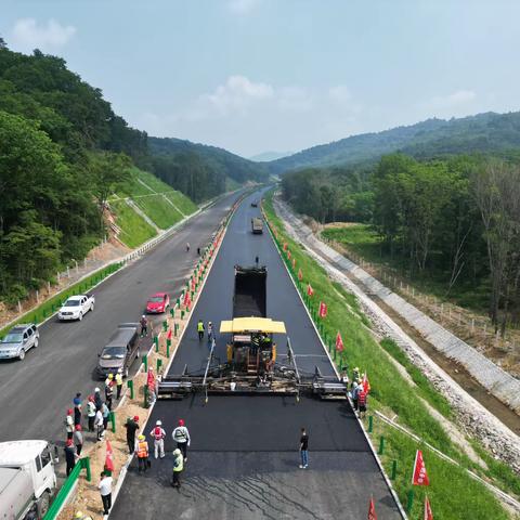 蒲烟04工区SMA沥青上面层首铺报道