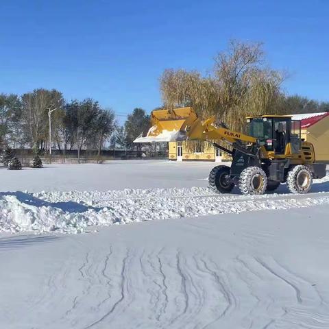 扫雪除冰美校园 浓情暖意溢心间——道德小学开学前准备工作