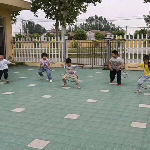 六月份户外自主游戏观察记录——“趣玩呼啦圈”