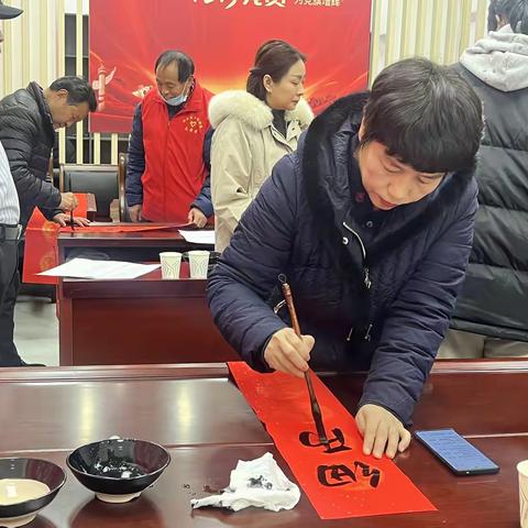 车站街道天元社区联合市文联、书法协会开展“翰墨飘香送祝福 春联传情暖万家” 活动