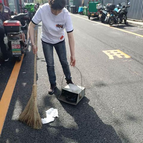 圆明园东里社区开展“周末清洁日”活动