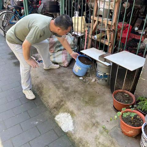 【社区动态】圆明园东里社区开展翻盆倒灌爱国卫生活动