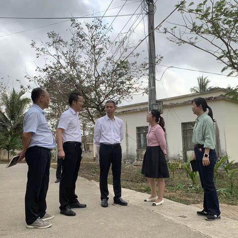 县委常委、县政府副县长莫泉平到文罗镇指导村卫生室建设选址工作