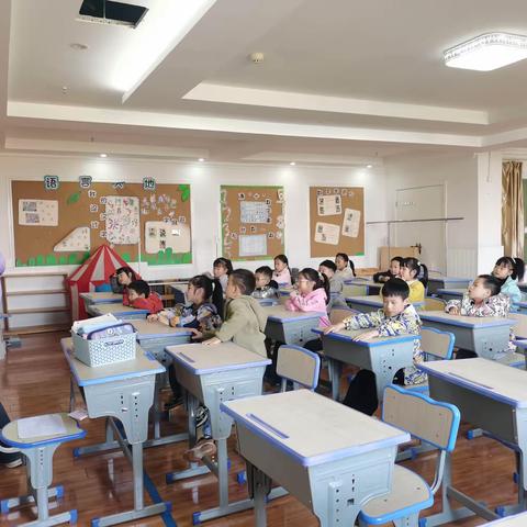 幼小零距离—大二班小学体验室活动