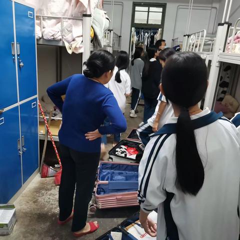 白莲中学开展校园维稳和收缴管制刀具专项行动