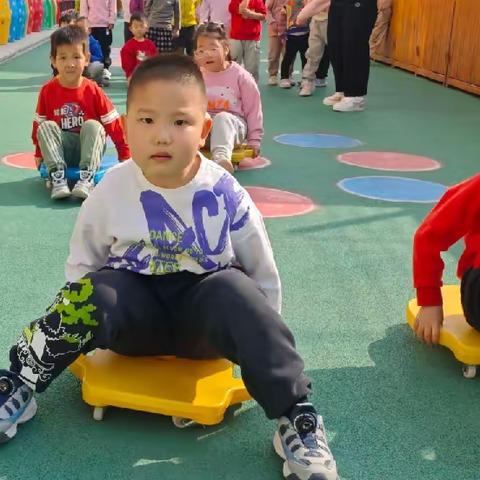 沈家营幼儿园中一班精彩活动——趣玩滑板车