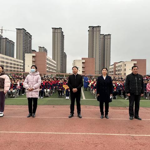 乘风破浪迎期末，蓄势待发斗志扬 ——万年一小举行六年级期末动员大会