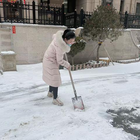 【黄堰党建】党员教师先锋行 扫雪除冰暖人心——临沂黄堰小学开展扫雪除冰志愿服务活动