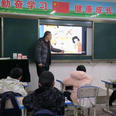 食品安全莫忽视，劳动教育进行时——铁笼小学进行食堂周边清扫活动