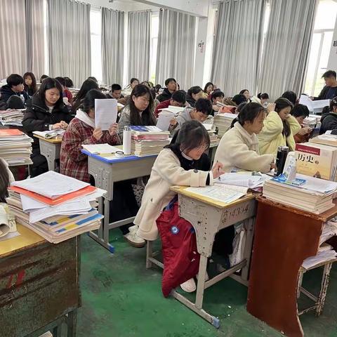 三尺讲台，三寸舌头