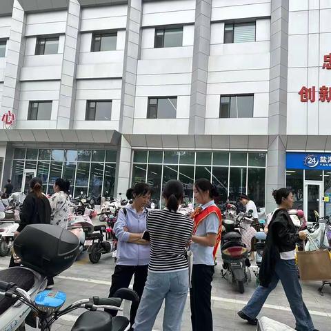 盐湖支行警银联手开展反假币宣传活动