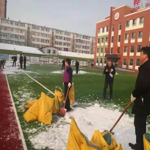 清雪除冰在行动 党员先行暖人心