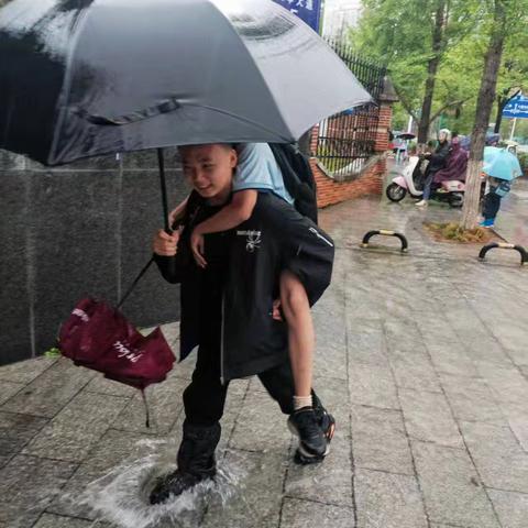 暴雨中的温暖脊梁----长丰小学最飒“小超人”张尔东！