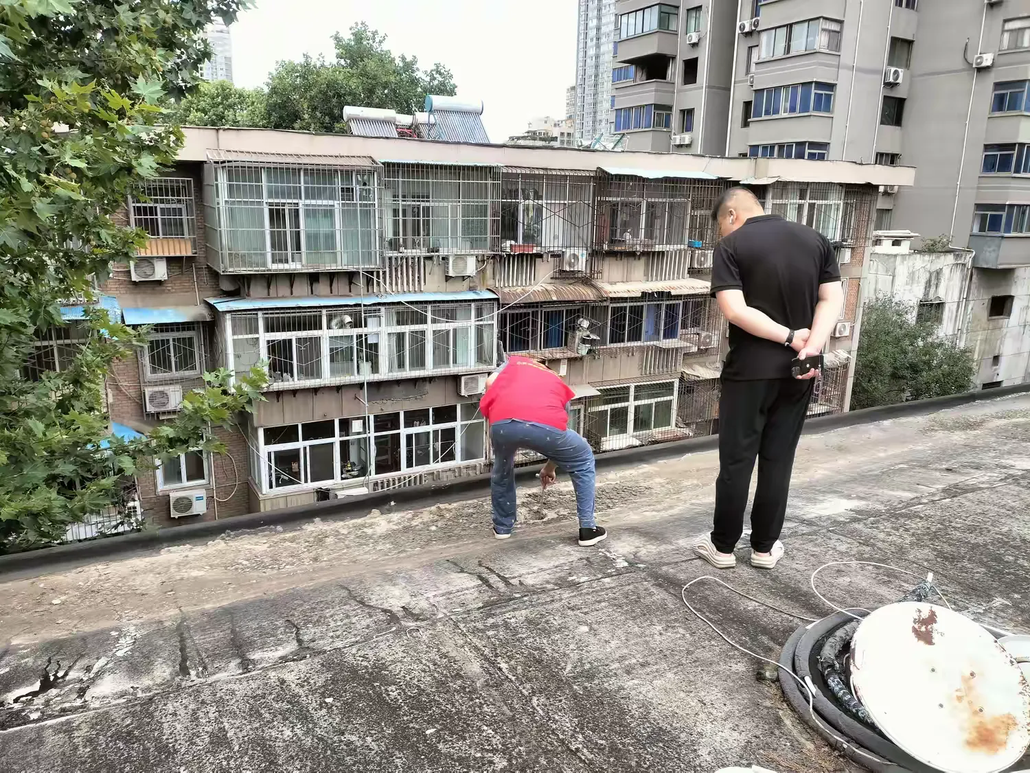 简篇-【小区邻里服务站】让雨水走该走的路 让隐患无处可藏
