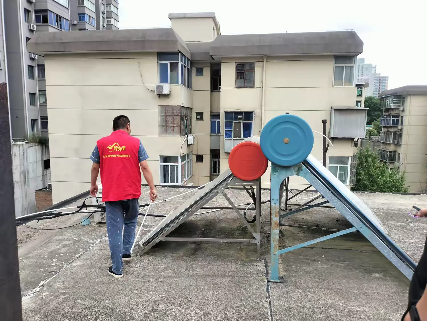 简篇-【小区邻里服务站】让雨水走该走的路 让隐患无处可藏