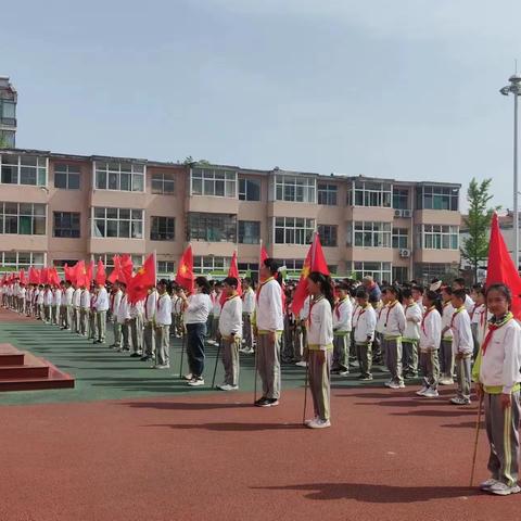 书香润心灵，阅读促成长—潞州区实验中学小学部六（1）中队升旗仪式