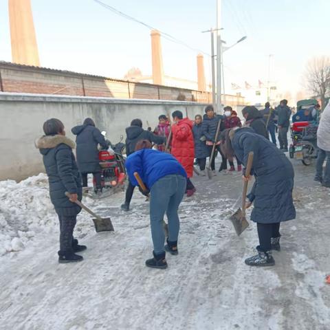 清雪除冰暖意浓，家校携手保安全——南孟小学开展家校联动除冰扫雪活动