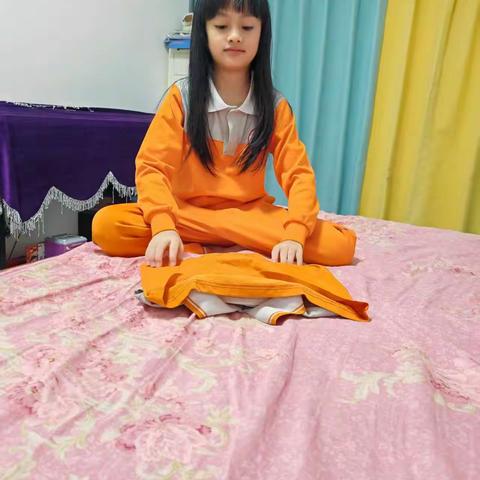 巧手叠衣服，劳动润童心